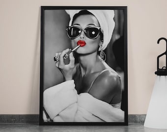 Audrey Hepburn Lipstick Print: Vintage Fashion, Old Hollywood Feminist Poster - Black & White Wall Ar