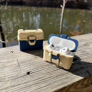 Angelgerät Box AirPods Pro 1&2 Hülle - Outdoor Angler Edition - Sicheres Latch Design - Angelliebhaber - Barschfischen - Angler Geschenk
