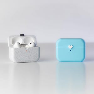 Pu&ograve; includere: Due custodie per auricolari wireless, una &egrave; bianca con un motivo maculato e l'altra &egrave; azzurra con un cuore bianco in cima.