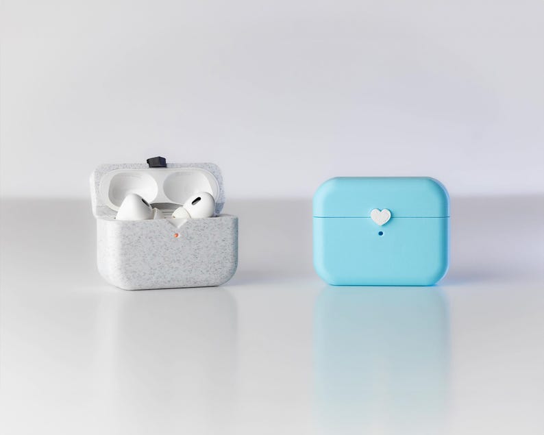 Pu&ograve; includere: Due custodie per auricolari wireless, una &egrave; bianca con un motivo maculato e l'altra &egrave; azzurra con un cuore bianco in cima.
