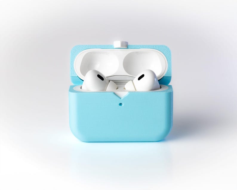 Pu&ograve; includere: Una custodia protettiva di colore azzurro chiaro per auricolari wireless, con gli auricolari all'interno. La custodia ha una piccola apertura nella parte superiore per la ricarica.