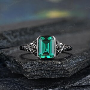 6 x 8 mm smaragdgeslepen verlovingsring, gotische zwartgouden ring met rozenmotief, trouwring met aangepaste rand, jubileumring, beloftesring voor vrouwen, cadeau