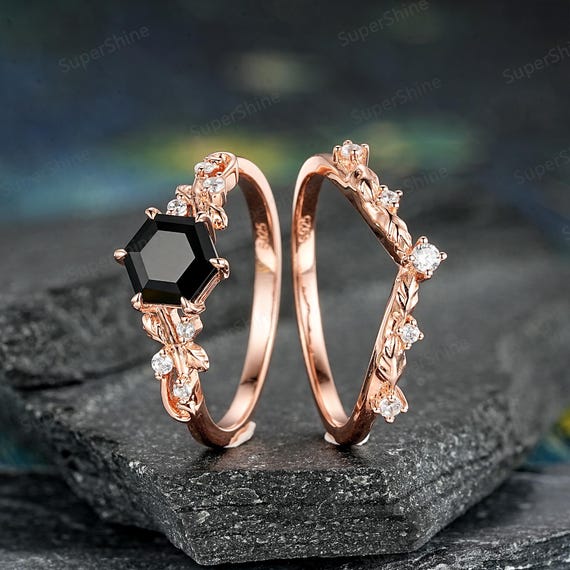 Anillo de compromiso hexagonal de ónix negro, oro de 14 quilates