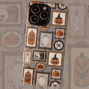 Può includere: Una custodia per telefono con un design a tema Halloween. La custodia presenta illustrazioni incorniciate di zucche, fantasmi, ragni e teschi. Lo sfondo è un motivo ripetuto di immagini di Halloween incorniciate in tonalità marroni e grigie.