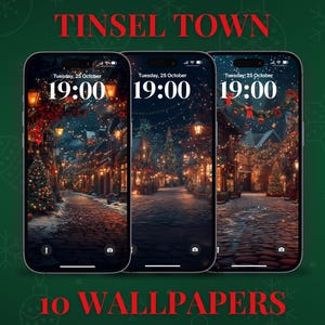 Può includere: Tre mockup di iPhone che mostrano una scena invernale con una strada innevata, illuminata da luci natalizie e decorata con ornamenti. L'ora su ogni telefono segna le 19:00. Il testo "TINSEL TOWN" e "10 WALLPAPERS" è visualizzato sopra e sotto i telefoni.
