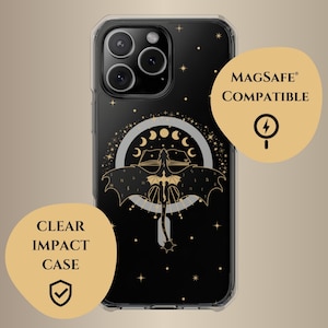 Può includere: Una custodia per telefono trasparente con sfondo nero e glitter dorati. La custodia presenta un design dorato di un drago con le ali spiegate, una luna crescente e stelle. Il testo "MAGSAFE COMPATIBILE" è stampato sulla custodia.