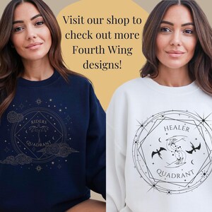 K&ouml;nnte beinhalten: Zwei Frauen tragen marineblaue und wei&szlig;e Sweatshirts mit einem himmlischen Design mit einem Drachen, Sternen und dem Text "Riders Quadrant" und "Healer Quadrant".