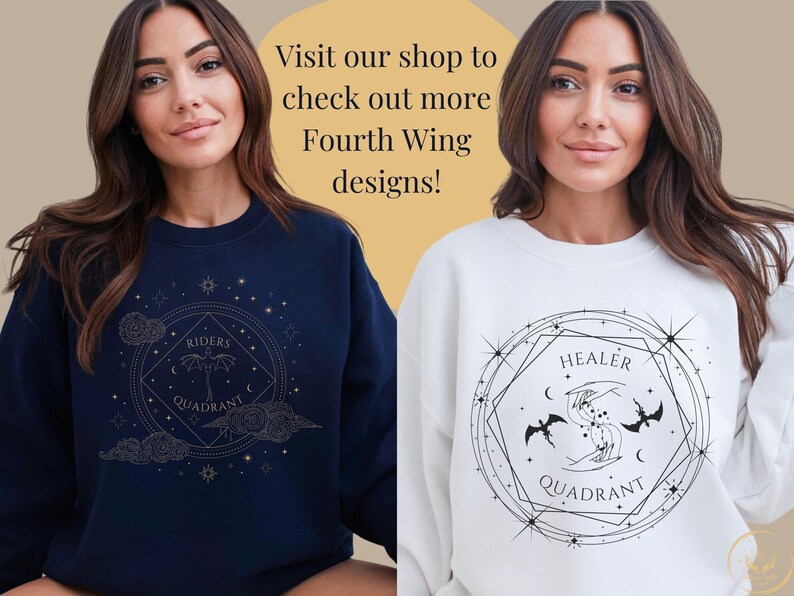 K&ouml;nnte beinhalten: Zwei Frauen tragen marineblaue und wei&szlig;e Sweatshirts mit einem himmlischen Design mit einem Drachen, Sternen und dem Text "Riders Quadrant" und "Healer Quadrant".