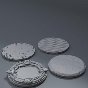 Könnte beinhalten: Vier verschiedene runde, graue, strukturierte, dekorative Sockel für Miniaturfiguren. Die Sockel haben unterschiedliche Designs, darunter ein Gittermuster, eine raue Textur, eine glatte Textur und ein kreisförmiges Design mit einem erhöhten Rand.