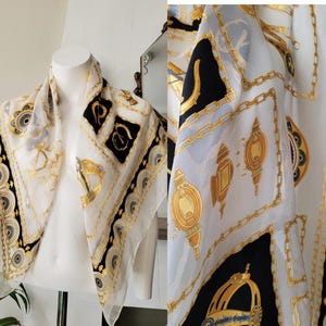 Foulard en soie transparente blanche, couleur or et noir, motif équestre vintage, ambiance parisienne