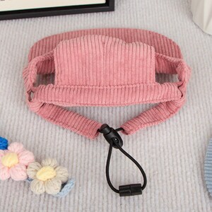 Pu&ograve; includere: Un cappello rosa in velluto a coste per animali domestici con tesa e sottogola regolabile. Il cappello &egrave; progettato per adattarsi a un cane o gatto di piccola taglia. Una chiusura in plastica nera viene utilizzata per regolare il cinturino.