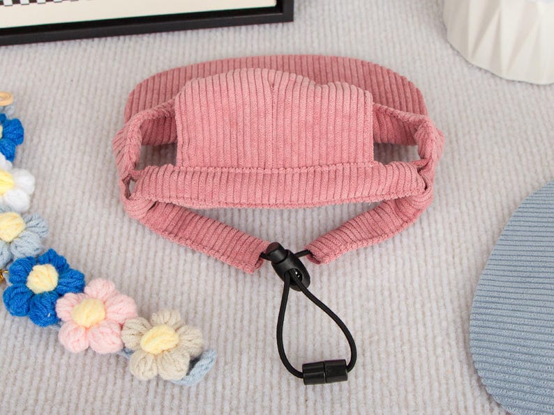 Pu&ograve; includere: Un cappello rosa in velluto a coste per animali domestici con tesa e sottogola regolabile. Il cappello &egrave; progettato per adattarsi a un cane o gatto di piccola taglia. Una chiusura in plastica nera viene utilizzata per regolare il cinturino.