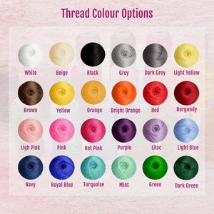 Pu&ograve; includere: Una tabella colori di fili, con il testo "Thread Colour Options" in alto. La tabella mostra 24 colori di filo, tra cui bianco, nero, grigio, giallo, arancione, rosso, rosa, viola, blu e verde. Ogni colore &egrave; rappresentato da una piccola palla di filo.