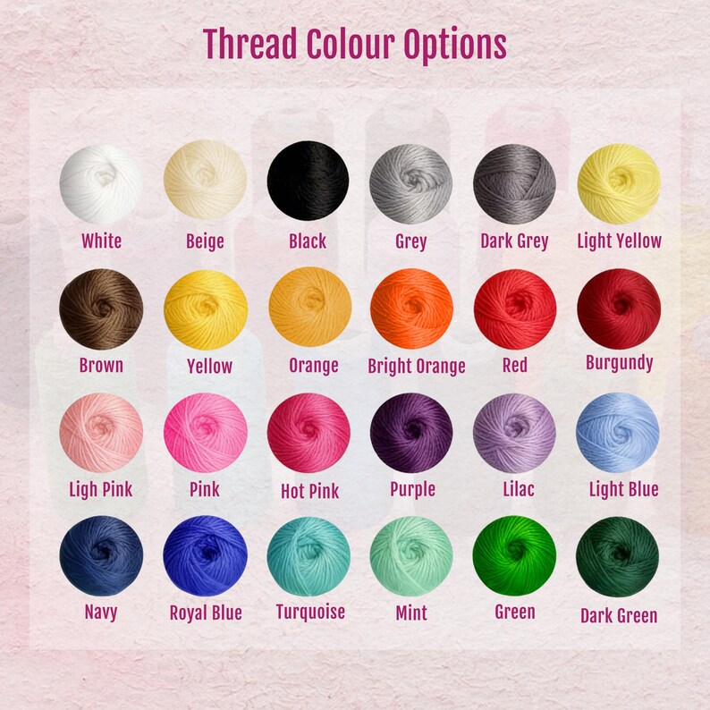 Pu&ograve; includere: Una tabella colori di fili, con il testo "Thread Colour Options" in alto. La tabella mostra 24 colori di filo, tra cui bianco, nero, grigio, giallo, arancione, rosso, rosa, viola, blu e verde. Ogni colore &egrave; rappresentato da una piccola palla di filo.