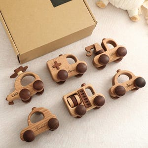 Juego de coches de juguete grabados, coches de juguete de madera hechos a mano para niños con nombre, regalo personalizado, ideal para bebés y niños pequeños, regalo de cumpleaños.