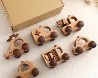 Set di macchinine giocattolo incise, macchinine giocattolo in legno fatte a mano per bambini con nome, regalo personalizzato per bambini, regalo ideale per bambini piccoli e ragazzi, regalo di compleanno