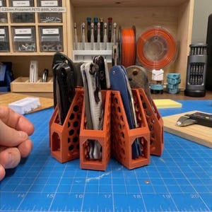 Puede incluir: Una bandeja de servir de madera hecha a mano con acabado natural. La bandeja tiene forma rectangular con bordes elevados y asas integradas. Dimensiones: aproximadamente 45 cm de largo, 30 cm de ancho y 5 cm de alto.