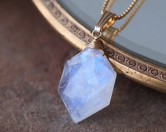 Collar con colgante de piedra lunar arcoíris: piedra preciosa envuelta en alambre y rellena de oro