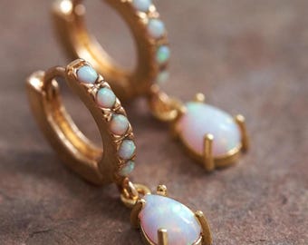 Pendientes Huggie de ópalo bañados en oro: joyería con la piedra natal de octubre