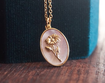 Collar de margaritas: Flor de nacimiento de abril, colgante de nácar, chapado en oro.