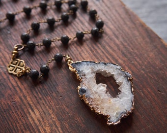Raw stone Mala style necklace, Black vintage rosary chain, Long statement necklace for Mom, Black agate geode pendant