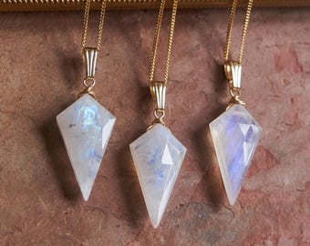 Collar con colgante de daga de piedra lunar arcoíris: Piedra preciosa engarzada en alambre chapado en oro.