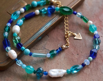 Collar de perlas, piedras y vidrio color aguamarina: joyería bohemia azul océano