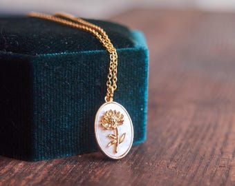 Collar de flores de nacimiento de noviembre: colgante de crisantemo y nácar