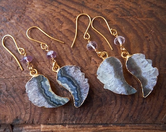 Pendientes de plumas de amatista: joyas bohemias con piedras preciosas y borde dorado