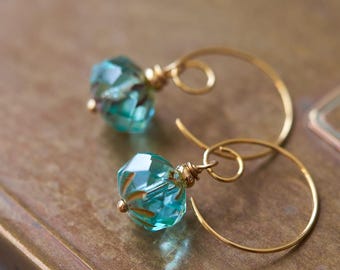 Pendientes colgantes de cristal checo color aguamarina: joyas de playa azul verdoso