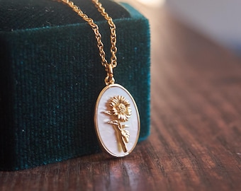 Collar con flor de nacimiento de agosto: colgante de girasol y nácar