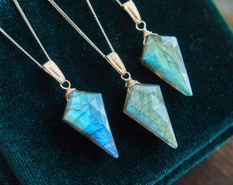 Collar de plata de ley con daga de labradorita: colgante azul verdoso con un delicado brillo