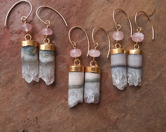 Pendientes de cristal de cuarzo rosa crudo: joyería bohemia bañada en oro de 14 k