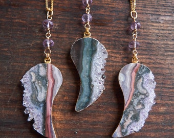 Collar de plumas de amatista cruda: colgante bohemio con borde dorado