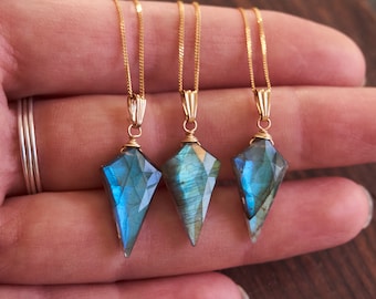 Collar de labradorita con colgante en forma de daga chapado en oro: delicado colgante azul verdoso con brillo sutil.