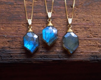 Collar con colgante de labradorita: piedra preciosa envuelta en alambre y bañada en oro