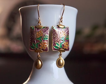 Pendientes vintage de esmalte cloisonné: gotas rectangulares con diseño floral burdeos