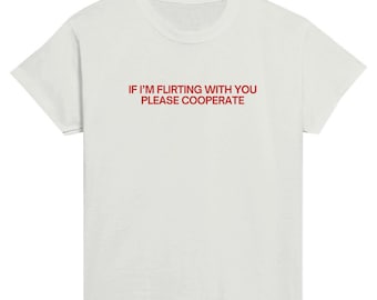 Camiseta Con Frase 'Si Estoy Coqueteando Contigo Por Favor Coopera' - Ligera, Corte Clásico, Unisex