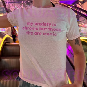 Meine Angst ist chronische Y2K Top Baby T-Shirt, lustiges 2000er Jahre Grafik T-Shirt, Retro Y2K Ästhetik, abgeschnittenes grafisches T-Shirt, 2000er Jahre heiße Mädchen Ära,