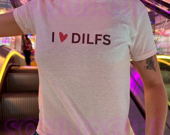 Camiseta para bebé con eslogan divertido "I Love Dilfs", top corto Y2K, camiseta Y2K, camiseta divertida para bebé Y2K, camiseta divertida para bebé Y2K, camiseta con eslogan escandaloso, regalo divertido para niña