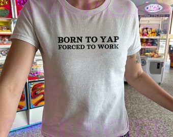 Född att gnälla, tvingad att arbeta Y2K-babytröja, 90-talsstil-tröja, figurnära t-shirt för kvinnor, Y2K-t-shirt, rolig babytröja