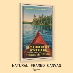 Peut inclure: Une impression sur toile encadr&eacute;e montrant la proue d'un cano&euml; rouge sur une eau bleue, une for&ecirc;t en arri&egrave;re-plan et le texte : ESTABLISHED SEPTEMBER 3, 1964, BOUNDARY WATERS CANOE AREA WILDERNESS, U.S. DEPARTMENT OF AGRICULTURE, UNITED STATES FOREST SERVICE.