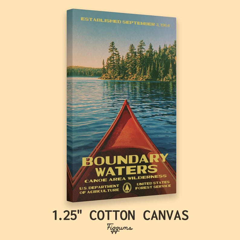 Peut inclure: Une impression sur toile de coton de 3,18 cm repr&eacute;sentant la proue d'un cano&euml; rouge sur un lac bleu avec une for&ecirc;t en arri&egrave;re-plan. Le texte indique : ESTABLISHED SEPTEMBER 3, 1964, BOUNDARY WATERS CANOE AREA WILDERNESS, U.S. DEPARTMENT OF AGRICULTURE, UNITED STATES FOREST SERVICE.