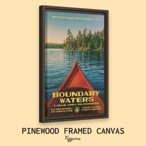Peut inclure: Une impression sur toile encadr&eacute;e montrant la proue d'un cano&euml; rouge dirig&eacute;e vers un lac et une for&ecirc;t de pins. Le texte indique : ESTABLISHED SEPTEMBER 3, 1964, BOUNDARY WATERS CANOE AREA WILDERNESS, U.S. DEPARTMENT OF AGRICULTURE, UNITED STATES FOREST SERVICE.