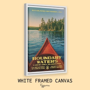 Peut inclure: Une impression sur toile encadr&eacute;e en blanc montrant un cano&euml; rouge sur une eau bleue avec une for&ecirc;t en arri&egrave;re-plan. Le texte indique : ESTABLISHED SEPTEMBER 3, 1964, BOUNDARY WATERS CANOE AREA WILDERNESS, U.S. DEPARTMENT OF AGRICULTURE, UNITED STATES FOREST SERVICE.