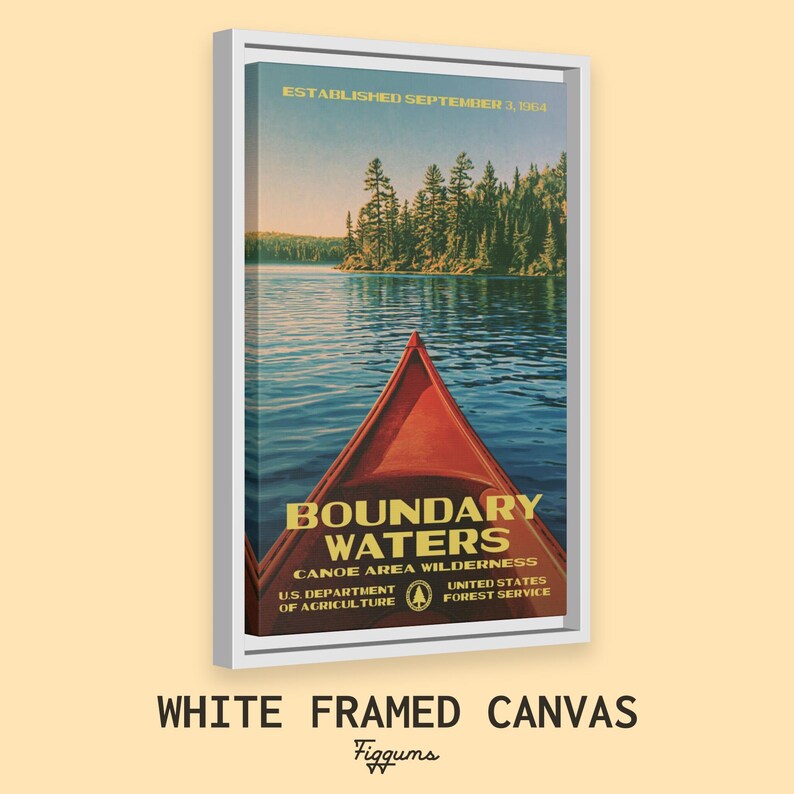 Peut inclure: Une impression sur toile encadr&eacute;e en blanc montrant un cano&euml; rouge sur une eau bleue avec une for&ecirc;t en arri&egrave;re-plan. Le texte indique : ESTABLISHED SEPTEMBER 3, 1964, BOUNDARY WATERS CANOE AREA WILDERNESS, U.S. DEPARTMENT OF AGRICULTURE, UNITED STATES FOREST SERVICE.