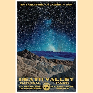 K&ouml;nnte beinhalten: Ein Vintage-Poster f&uuml;r den Death Valley National Park, das einen sternenklaren Nachthimmel mit der Milchstra&szlig;e zeigt, die &uuml;ber einer zerkl&uuml;fteten Berglandschaft sichtbar ist. Das Poster enth&auml;lt den Text "Death Valley National Park" und "U.S. Department of the Interior National Park Service".
