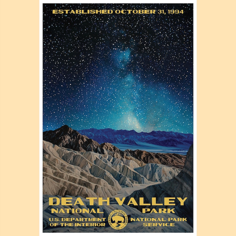 K&ouml;nnte beinhalten: Ein Vintage-Poster f&uuml;r den Death Valley National Park, das einen sternenklaren Nachthimmel mit der Milchstra&szlig;e zeigt, die &uuml;ber einer zerkl&uuml;fteten Berglandschaft sichtbar ist. Das Poster enth&auml;lt den Text "Death Valley National Park" und "U.S. Department of the Interior National Park Service".