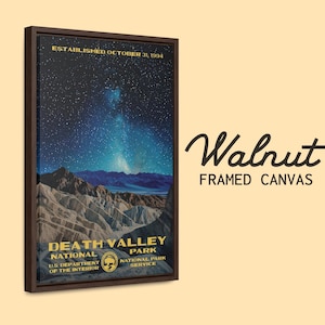 K&ouml;nnte beinhalten: Ein gerahmter Leinwanddruck des Death Valley National Park mit einem sternenklaren Nachthimmel und Bergen im Vordergrund. Der Text "ESTABLISHED OCTOBER 31, 1994" befindet sich oben auf dem Druck. Der Text "DEATH VALLEY NATIONAL PARK" befindet sich unten auf dem Druck, zusammen mit dem Logo des US-Innenministeriums und dem Logo des National Park Service.