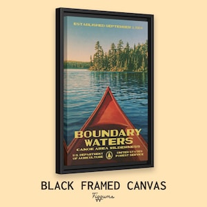Peut inclure: Une toile encadr&eacute;e en noir repr&eacute;sentant un cano&euml; rouge sur une eau bleue face &agrave; une ligne d'arbres. Le texte indique : ESTABLISHED SEPTEMBER 3, 1964, BOUNDARY WATERS CANOE AREA WILDERNESS, U.S. DEPARTMENT OF AGRICULTURE, UNITED STATES FOREST SERVICE.